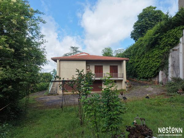 A vendre propriété de 260 m² avec piscine, dépendances, parc paysager et potentiel pour gîte ou double habitation, à Valence-Sur-Baïse