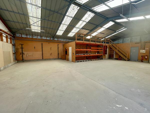 Local commercial -Entrepot + Bureaux - Montlouis Sur Loire