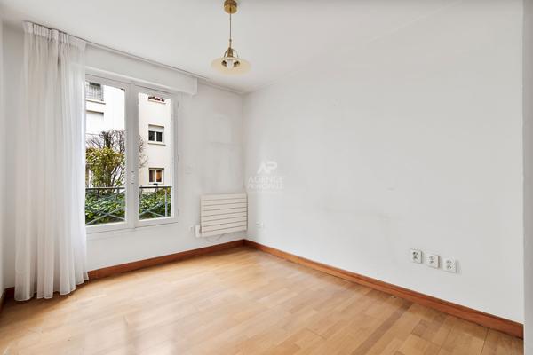 Saint Germain En Laye - Hypercentre 5 pièce(s) 95.34 m2 Loyer 2 400 €/mois charges comprises **  - Référence  18412