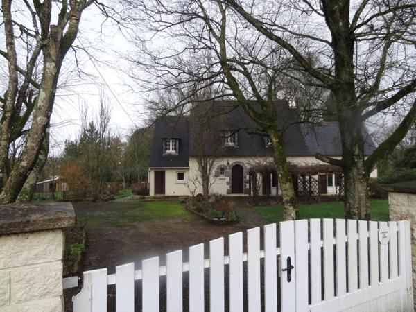 Plounévez-Quintin (22110) Grande maison familiale au calme, jardin de 147 m² et vie de plain-pied