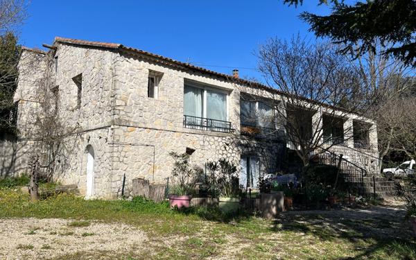 Immeuble à vendre    19 pièces • 392 m2 Vaison-la-Romaine