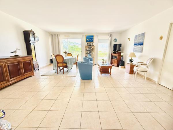 Marseille (13008) Espace et lumière dans ce 3 chambres à 200 m de la Plage du Prado