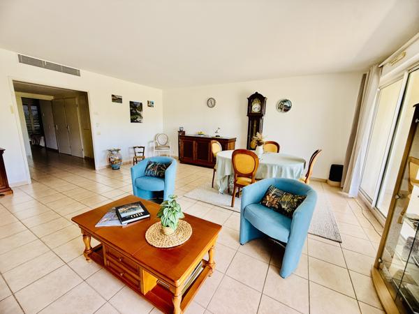 Marseille (13008) Espace et lumière dans ce 3 chambres à 200 m de la Plage du Prado