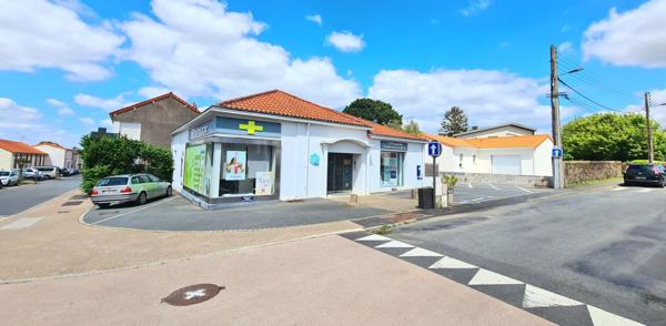 Exclusivité ! Local commercial / Maison de ville Le May Sur Evre 100 m2,  
Le may sur evre 49122