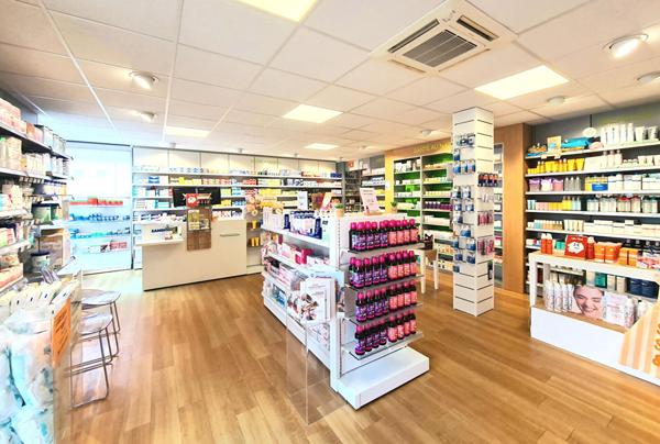 Exclusivité ! Local commercial / Maison de ville Le May Sur Evre 100 m2,  
Le may sur evre 49122