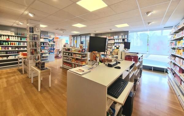 Exclusivité ! Local commercial / Maison de ville Le May Sur Evre 100 m2,  
Le may sur evre 49122