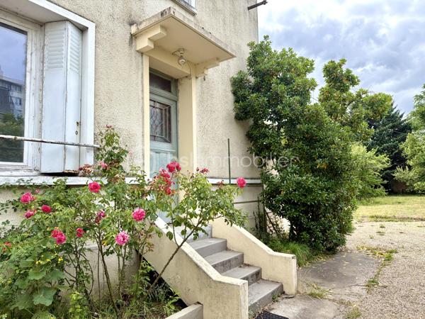 Située rue du Général Renault, venez découvrir cette maison pleine de charme à révéler. Implantée sur une parcelle de 627m2, elle offre :
- au rez-de-chaussée surélevé : une vaste entrée, un séjour avec bibliothèque intégrée, une cuisine aménagée et une véranda permettant de profiter du jardin sans-vis-à-vis, WC.
- à l'étage, vous découvrirez trois chambres, une salle d'eau et un espace de rangement 
Le sous-sol complet comprend une chaufferie, une buanderie et deux caves. 
Un véritable atout : possibilité d'acquérir en complément des garages attenants. 
Une maison au caractère authentique, qui séduira les amateurs de biens anciens souhaitant la personnaliser à leur goût.
N'hésitez pas à me contacter, de préférence par téléphone, afin que nous puissions échanger sur votre projet et convenir d'une visite.