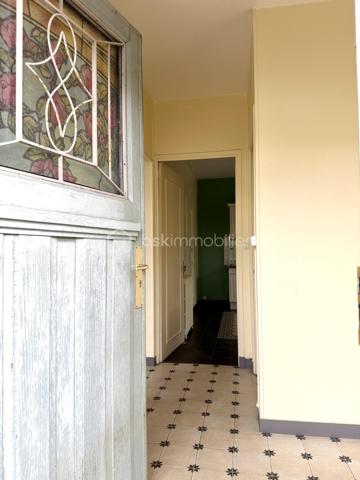 Située rue du Général Renault, venez découvrir cette maison pleine de charme à révéler. Implantée sur une parcelle de 627m2, elle offre :
- au rez-de-chaussée surélevé : une vaste entrée, un séjour avec bibliothèque intégrée, une cuisine aménagée et une véranda permettant de profiter du jardin sans-vis-à-vis, WC.
- à l'étage, vous découvrirez trois chambres, une salle d'eau et un espace de rangement 
Le sous-sol complet comprend une chaufferie, une buanderie et deux caves. 
Un véritable atout : possibilité d'acquérir en complément des garages attenants. 
Une maison au caractère authentique, qui séduira les amateurs de biens anciens souhaitant la personnaliser à leur goût.
N'hésitez pas à me contacter, de préférence par téléphone, afin que nous puissions échanger sur votre projet et convenir d'une visite.