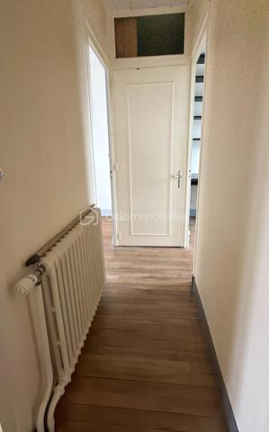 Située rue du Général Renault, venez découvrir cette maison pleine de charme à révéler. Implantée sur une parcelle de 627m2, elle offre :
- au rez-de-chaussée surélevé : une vaste entrée, un séjour avec bibliothèque intégrée, une cuisine aménagée et une véranda permettant de profiter du jardin sans-vis-à-vis, WC.
- à l'étage, vous découvrirez trois chambres, une salle d'eau et un espace de rangement 
Le sous-sol complet comprend une chaufferie, une buanderie et deux caves. 
Un véritable atout : possibilité d'acquérir en complément des garages attenants. 
Une maison au caractère authentique, qui séduira les amateurs de biens anciens souhaitant la personnaliser à leur goût.
N'hésitez pas à me contacter, de préférence par téléphone, afin que nous puissions échanger sur votre projet et convenir d'une visite.