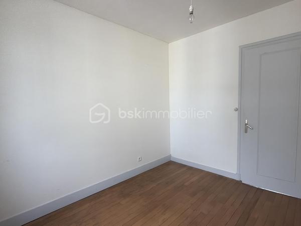 Située rue du Général Renault, venez découvrir cette maison pleine de charme à révéler. Implantée sur une parcelle de 627m2, elle offre :
- au rez-de-chaussée surélevé : une vaste entrée, un séjour avec bibliothèque intégrée, une cuisine aménagée et une véranda permettant de profiter du jardin sans-vis-à-vis, WC.
- à l'étage, vous découvrirez trois chambres, une salle d'eau et un espace de rangement 
Le sous-sol complet comprend une chaufferie, une buanderie et deux caves. 
Un véritable atout : possibilité d'acquérir en complément des garages attenants. 
Une maison au caractère authentique, qui séduira les amateurs de biens anciens souhaitant la personnaliser à leur goût.
N'hésitez pas à me contacter, de préférence par téléphone, afin que nous puissions échanger sur votre projet et convenir d'une visite.