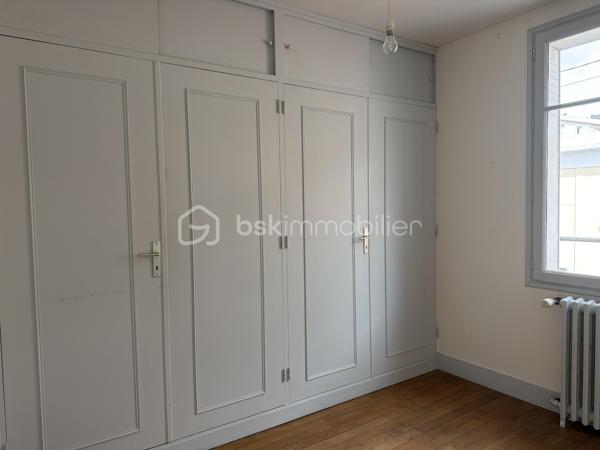 Située rue du Général Renault, venez découvrir cette maison pleine de charme à révéler. Implantée sur une parcelle de 627m2, elle offre :
- au rez-de-chaussée surélevé : une vaste entrée, un séjour avec bibliothèque intégrée, une cuisine aménagée et une véranda permettant de profiter du jardin sans-vis-à-vis, WC.
- à l'étage, vous découvrirez trois chambres, une salle d'eau et un espace de rangement 
Le sous-sol complet comprend une chaufferie, une buanderie et deux caves. 
Un véritable atout : possibilité d'acquérir en complément des garages attenants. 
Une maison au caractère authentique, qui séduira les amateurs de biens anciens souhaitant la personnaliser à leur goût.
N'hésitez pas à me contacter, de préférence par téléphone, afin que nous puissions échanger sur votre projet et convenir d'une visite.