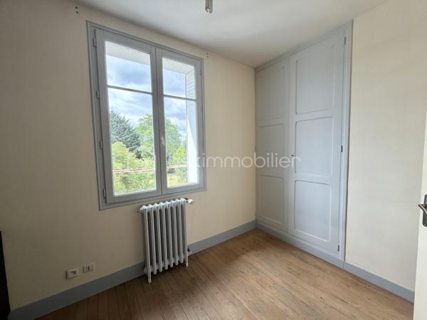 Située rue du Général Renault, venez découvrir cette maison pleine de charme à révéler. Implantée sur une parcelle de 627m2, elle offre :
- au rez-de-chaussée surélevé : une vaste entrée, un séjour avec bibliothèque intégrée, une cuisine aménagée et une véranda permettant de profiter du jardin sans-vis-à-vis, WC.
- à l'étage, vous découvrirez trois chambres, une salle d'eau et un espace de rangement 
Le sous-sol complet comprend une chaufferie, une buanderie et deux caves. 
Un véritable atout : possibilité d'acquérir en complément des garages attenants. 
Une maison au caractère authentique, qui séduira les amateurs de biens anciens souhaitant la personnaliser à leur goût.
N'hésitez pas à me contacter, de préférence par téléphone, afin que nous puissions échanger sur votre projet et convenir d'une visite.