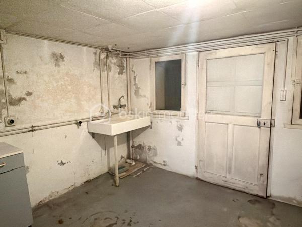Située rue du Général Renault, venez découvrir cette maison pleine de charme à révéler. Implantée sur une parcelle de 627m2, elle offre :
- au rez-de-chaussée surélevé : une vaste entrée, un séjour avec bibliothèque intégrée, une cuisine aménagée et une véranda permettant de profiter du jardin sans-vis-à-vis, WC.
- à l'étage, vous découvrirez trois chambres, une salle d'eau et un espace de rangement 
Le sous-sol complet comprend une chaufferie, une buanderie et deux caves. 
Un véritable atout : possibilité d'acquérir en complément des garages attenants. 
Une maison au caractère authentique, qui séduira les amateurs de biens anciens souhaitant la personnaliser à leur goût.
N'hésitez pas à me contacter, de préférence par téléphone, afin que nous puissions échanger sur votre projet et convenir d'une visite.
