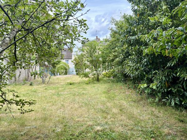 Située rue du Général Renault, venez découvrir cette maison pleine de charme à révéler. Implantée sur une parcelle de 627m2, elle offre :
- au rez-de-chaussée surélevé : une vaste entrée, un séjour avec bibliothèque intégrée, une cuisine aménagée et une véranda permettant de profiter du jardin sans-vis-à-vis, WC.
- à l'étage, vous découvrirez trois chambres, une salle d'eau et un espace de rangement 
Le sous-sol complet comprend une chaufferie, une buanderie et deux caves. 
Un véritable atout : possibilité d'acquérir en complément des garages attenants. 
Une maison au caractère authentique, qui séduira les amateurs de biens anciens souhaitant la personnaliser à leur goût.
N'hésitez pas à me contacter, de préférence par téléphone, afin que nous puissions échanger sur votre projet et convenir d'une visite.