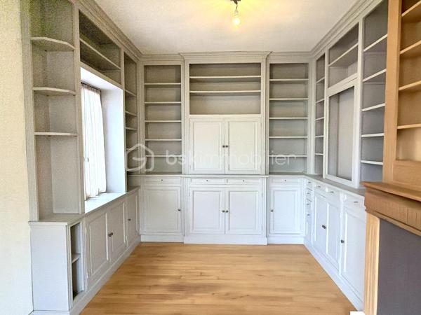 Située rue du Général Renault, venez découvrir cette maison pleine de charme à révéler. Implantée sur une parcelle de 627m2, elle offre :
- au rez-de-chaussée surélevé : une vaste entrée, un séjour avec bibliothèque intégrée, une cuisine aménagée et une véranda permettant de profiter du jardin sans-vis-à-vis, WC.
- à l'étage, vous découvrirez trois chambres, une salle d'eau et un espace de rangement 
Le sous-sol complet comprend une chaufferie, une buanderie et deux caves. 
Un véritable atout : possibilité d'acquérir en complément des garages attenants. 
Une maison au caractère authentique, qui séduira les amateurs de biens anciens souhaitant la personnaliser à leur goût.
N'hésitez pas à me contacter, de préférence par téléphone, afin que nous puissions échanger sur votre projet et convenir d'une visite.