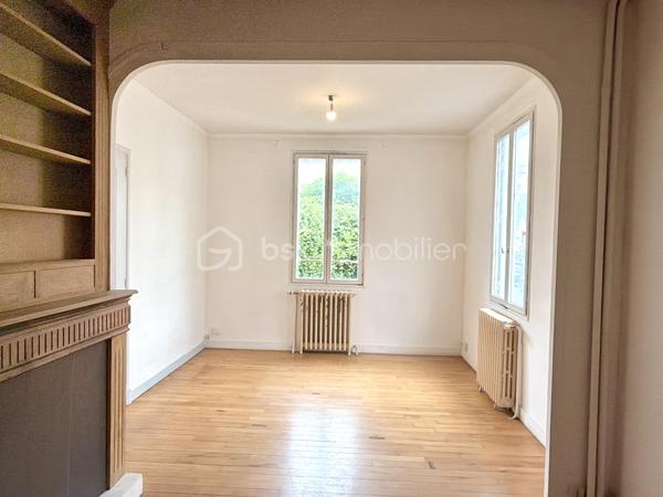 Située rue du Général Renault, venez découvrir cette maison pleine de charme à révéler. Implantée sur une parcelle de 627m2, elle offre :
- au rez-de-chaussée surélevé : une vaste entrée, un séjour avec bibliothèque intégrée, une cuisine aménagée et une véranda permettant de profiter du jardin sans-vis-à-vis, WC.
- à l'étage, vous découvrirez trois chambres, une salle d'eau et un espace de rangement 
Le sous-sol complet comprend une chaufferie, une buanderie et deux caves. 
Un véritable atout : possibilité d'acquérir en complément des garages attenants. 
Une maison au caractère authentique, qui séduira les amateurs de biens anciens souhaitant la personnaliser à leur goût.
N'hésitez pas à me contacter, de préférence par téléphone, afin que nous puissions échanger sur votre projet et convenir d'une visite.