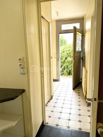Située rue du Général Renault, venez découvrir cette maison pleine de charme à révéler. Implantée sur une parcelle de 627m2, elle offre :
- au rez-de-chaussée surélevé : une vaste entrée, un séjour avec bibliothèque intégrée, une cuisine aménagée et une véranda permettant de profiter du jardin sans-vis-à-vis, WC.
- à l'étage, vous découvrirez trois chambres, une salle d'eau et un espace de rangement 
Le sous-sol complet comprend une chaufferie, une buanderie et deux caves. 
Un véritable atout : possibilité d'acquérir en complément des garages attenants. 
Une maison au caractère authentique, qui séduira les amateurs de biens anciens souhaitant la personnaliser à leur goût.
N'hésitez pas à me contacter, de préférence par téléphone, afin que nous puissions échanger sur votre projet et convenir d'une visite.