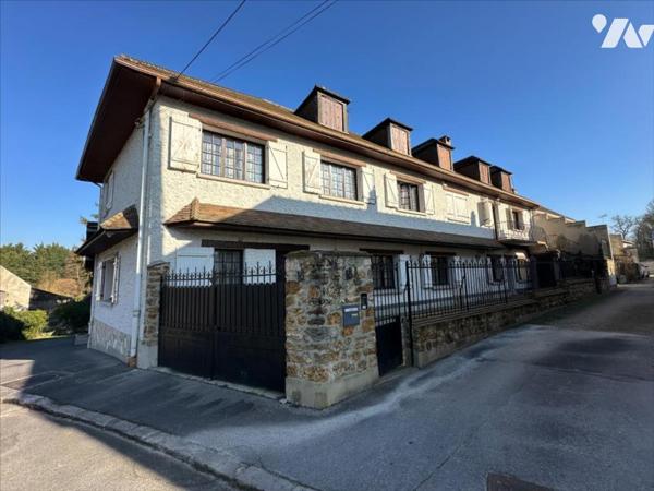 Maison familiale de 11 pièces, d'environ 325m², édifiées sur un terrain de 1 053 m²