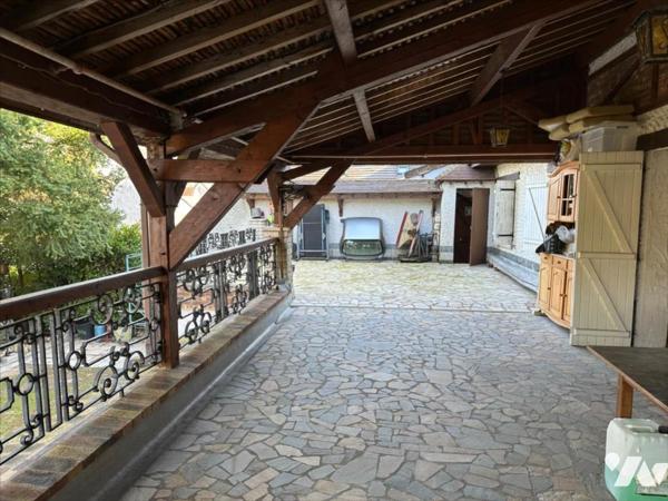 Maison familiale de 11 pièces, d'environ 325m², édifiées sur un terrain de 1 053 m²