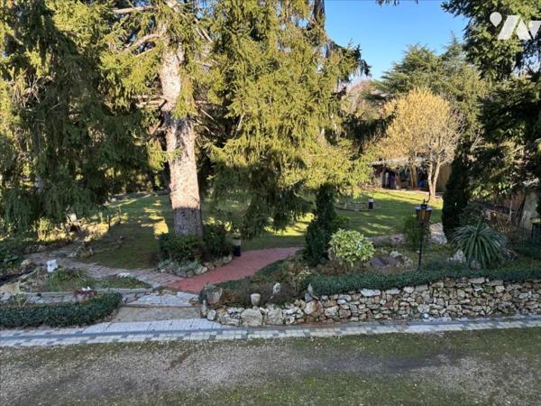 Maison familiale de 11 pièces, d'environ 325m², édifiées sur un terrain de 1 053 m²