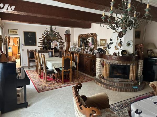 Maison familiale de 11 pièces, d'environ 325m², édifiées sur un terrain de 1 053 m²