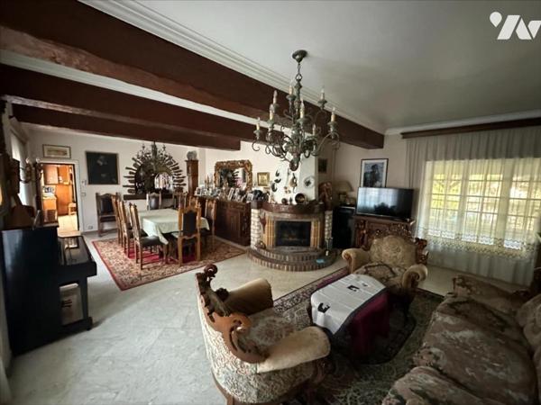 Maison familiale de 11 pièces, d'environ 325m², édifiées sur un terrain de 1 053 m²