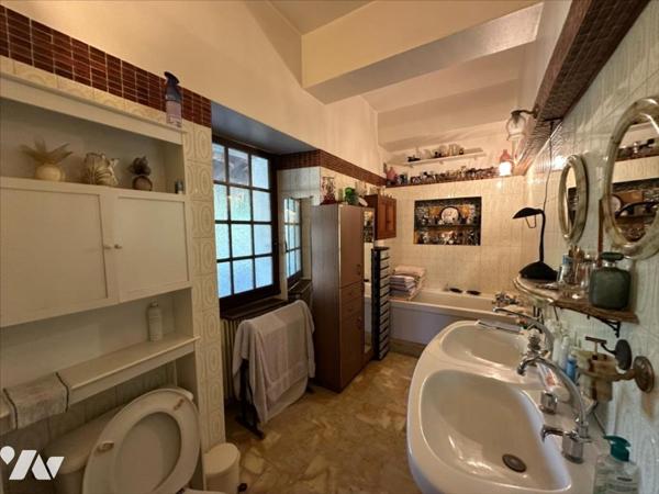 Maison familiale de 11 pièces, d'environ 325m², édifiées sur un terrain de 1 053 m²