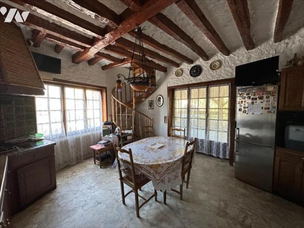 Maison familiale de 11 pièces, d'environ 325m², édifiées sur un terrain de 1 053 m²