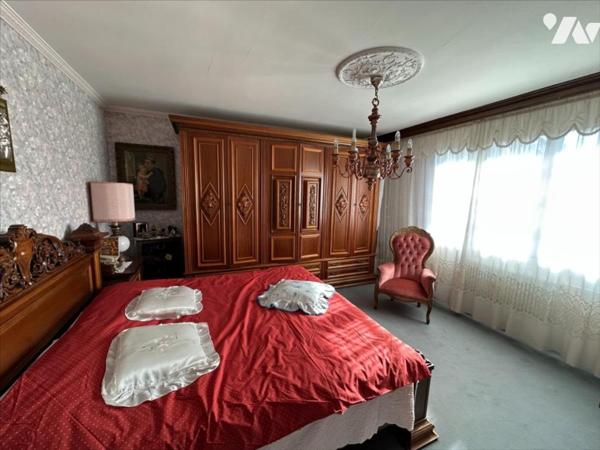 Maison familiale de 11 pièces, d'environ 325m², édifiées sur un terrain de 1 053 m²