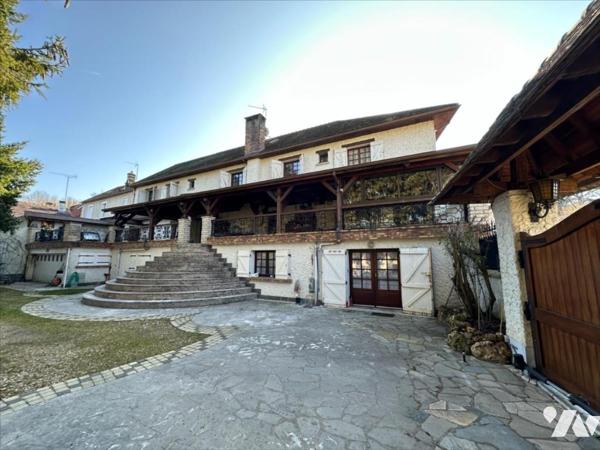 Maison familiale de 11 pièces, d'environ 325m², édifiées sur un terrain de 1 053 m²