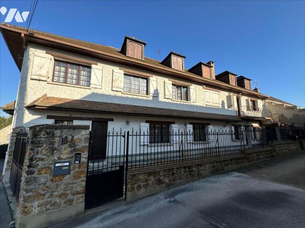 Maison familiale de 11 pièces, d'environ 325m², édifiées sur un terrain de 1 053 m²