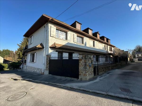 Maison familiale de 11 pièces, d'environ 325m², édifiées sur un terrain de 1 053 m²