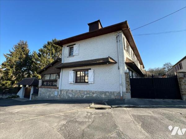 Maison familiale de 11 pièces, d'environ 325m², édifiées sur un terrain de 1 053 m²