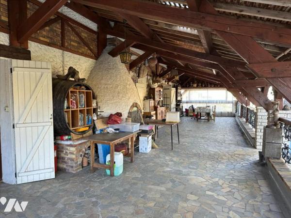 Maison familiale de 11 pièces, d'environ 325m², édifiées sur un terrain de 1 053 m²