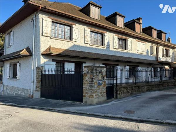 Maison familiale de 11 pièces, d'environ 325m², édifiées sur un terrain de 1 053 m²