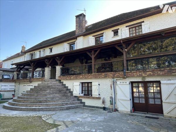 Maison familiale de 11 pièces, d'environ 325m², édifiées sur un terrain de 1 053 m²