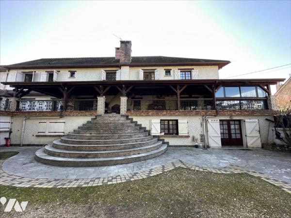 Maison familiale de 11 pièces, d'environ 325m², édifiées sur un terrain de 1 053 m²