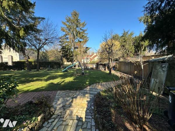 Maison familiale de 11 pièces, d'environ 325m², édifiées sur un terrain de 1 053 m²