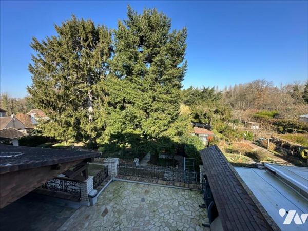 Maison familiale de 11 pièces, d'environ 325m², édifiées sur un terrain de 1 053 m²