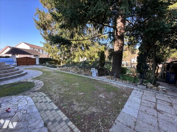 Maison familiale de 11 pièces, d'environ 325m², édifiées sur un terrain de 1 053 m²