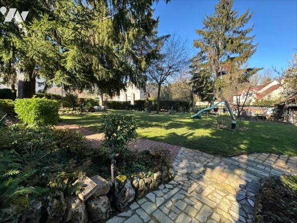 Maison familiale de 11 pièces, d'environ 325m², édifiées sur un terrain de 1 053 m²