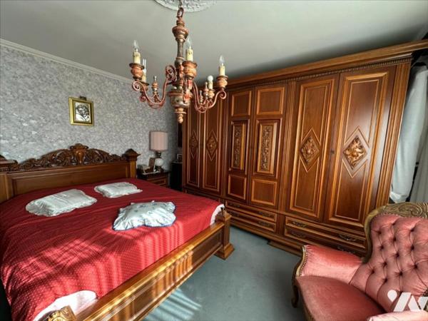 Maison familiale de 11 pièces, d'environ 325m², édifiées sur un terrain de 1 053 m²