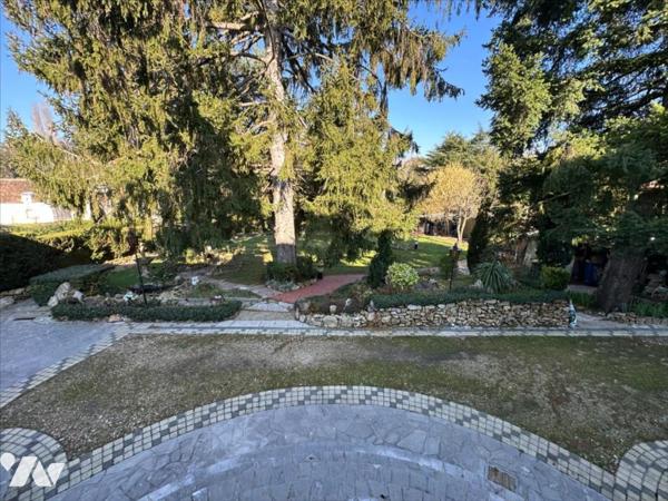 Maison familiale de 11 pièces, d'environ 325m², édifiées sur un terrain de 1 053 m²