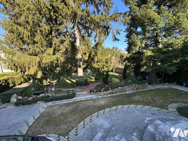 Maison familiale de 11 pièces, d'environ 325m², édifiées sur un terrain de 1 053 m²