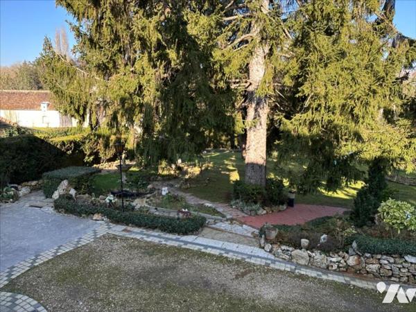 Maison familiale de 11 pièces, d'environ 325m², édifiées sur un terrain de 1 053 m²