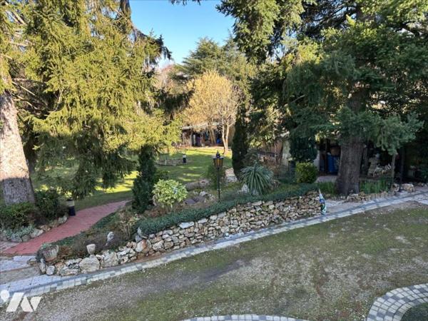 Maison familiale de 11 pièces, d'environ 325m², édifiées sur un terrain de 1 053 m²