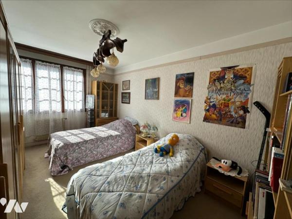 Maison familiale de 11 pièces, d'environ 325m², édifiées sur un terrain de 1 053 m²