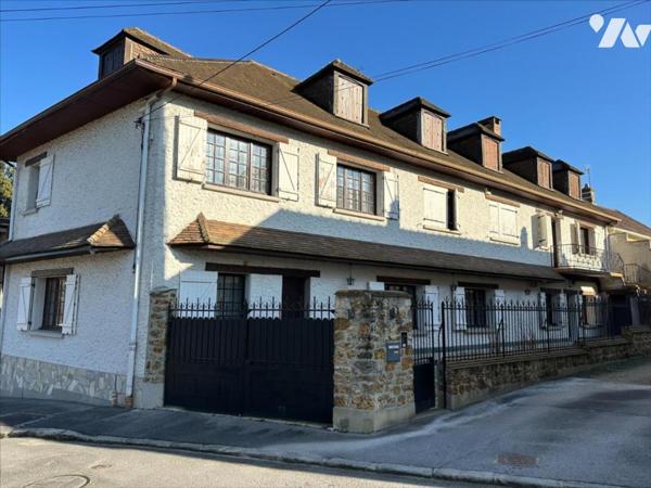 Maison familiale de 11 pièces, d'environ 325m², édifiées sur un terrain de 1 053 m²