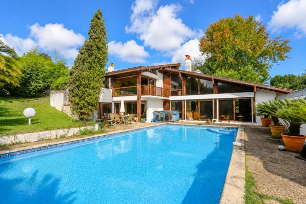 Maison d'exception à vendre à Arbonne - 7 pièces, piscine, double garage, Arbonne 64210
