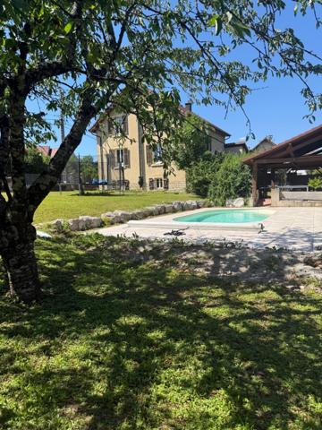 Maison F7 rénovée avec garage, terrain et piscine